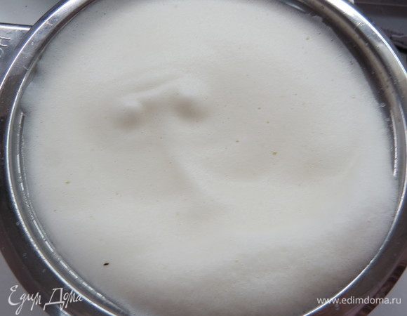 Не переставая взбивать влить горячее молоко с медом. Держать на водяной бане, постоянно взбивая миксером, до загустения. Получиться очень пышная и воздушная масса с мелкими пузырьками (кастрюльку берите с запасом, так как объем увеличивается в 2-3 раза). Добавить предварительно замоченный и распущенный желатин. Остудить до комнатной температуры. 