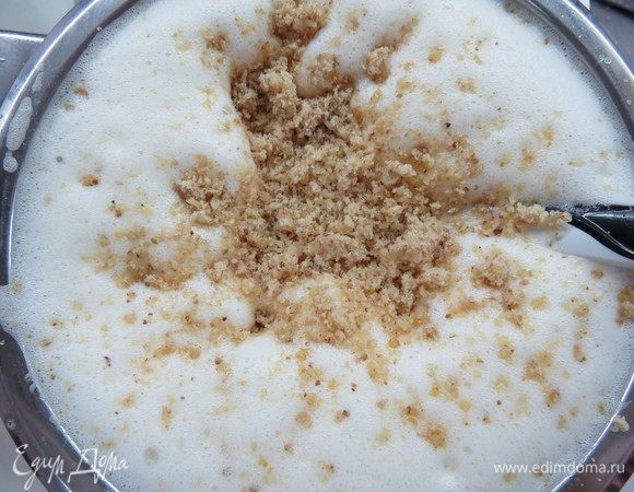 Осторожно вмешать оставшиеся взбитые сливки и молотый грильяж. 