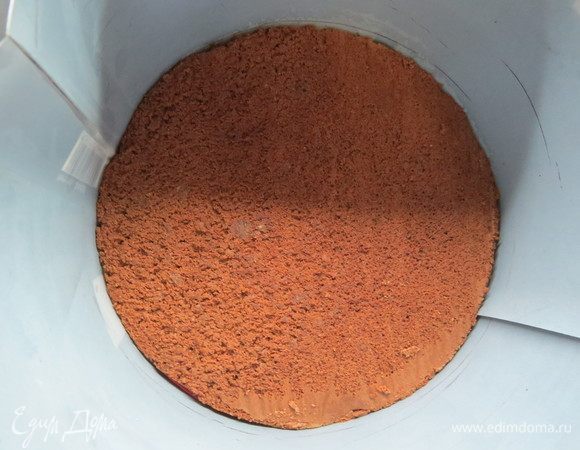Приступаем к сборке. В разъемную форму (у меня D=22 см) поместить ореховый корж.