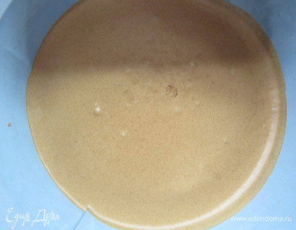 Сверху вылить сливочно-шоколадный мусс. Можно поставить ненадолго в морозилку, чтобы мусс схватился. Затем аккуратно выложить второй корж и залить медово-сливочным муссом. Поставить в морозилку застывать на 2 часа. 