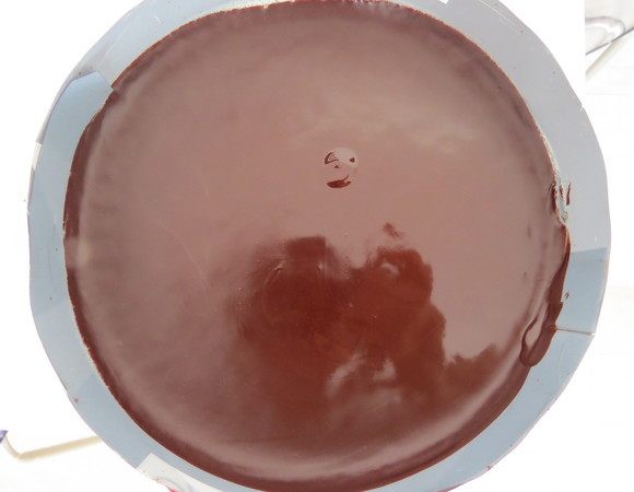 Готовим шоколадную глазурь. Желатин замочить в холодной воде. 
Воду+сахар+сливки довести до кипения. Добавить какао перемешать. Снять с плиты и добавить набухший желатин. Мешаем осторожно венчиком по часовой стрелке до остывания. Сильно не мешаем, так как пузырьки воздуха в глазури нам не нужны. Остудить глазурь и залить торт (после того как тортик постоял в морозилке не менее двух часов). Глазурь можно хранить в холодильнике неделю или в морозилке 1 месяц. Если в глазури все-таки появились пузырьки, можно аккуратно пропустить её через мелкое сито. Нанести глазурь на торт и поставить застывать. 