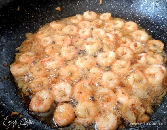 Обжарить с двух сторон. Влить немного соевого соуса или посолить.