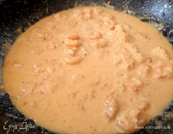 Бросить горсть сыра в сковороду, быстро перемешать. В каждом шаге тоже перемешивать лопаткой.