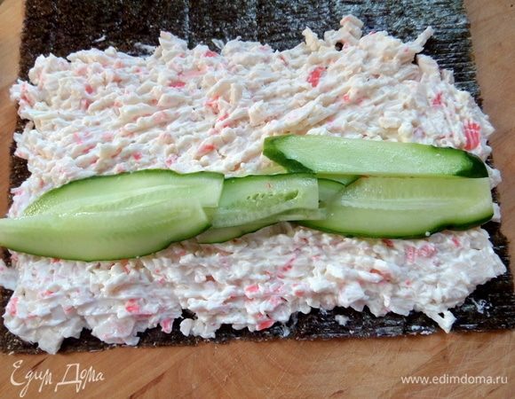 Сверху слайсы из огурца (или авокадо).