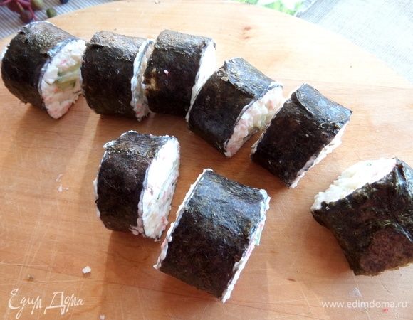 Скатать в рулет. Закрепить шов, смочив водой.