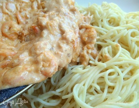 Готовые спагетти сливаем, перекладываем на тарелку.