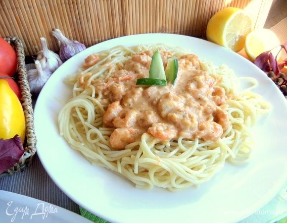 Сверху поливаем соусом.