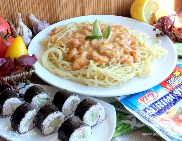 Подаем сразу же. Рядом роллы.