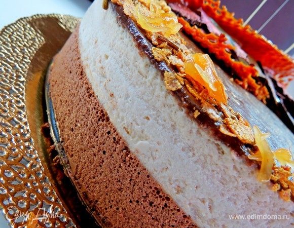 Уже без разреза только глядя на бока тортика видно, каким воздушным получается мусс, он просто соткан из пузырьков. 