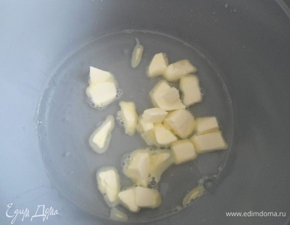 В кастрюлю добавить сливочное масло кубиками и влить кипяток.