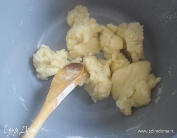 Когда вода закипит постепенно добавить муку, энергично помешивая лопаткой, тесто должно собраться в комок. Убрать с огня.