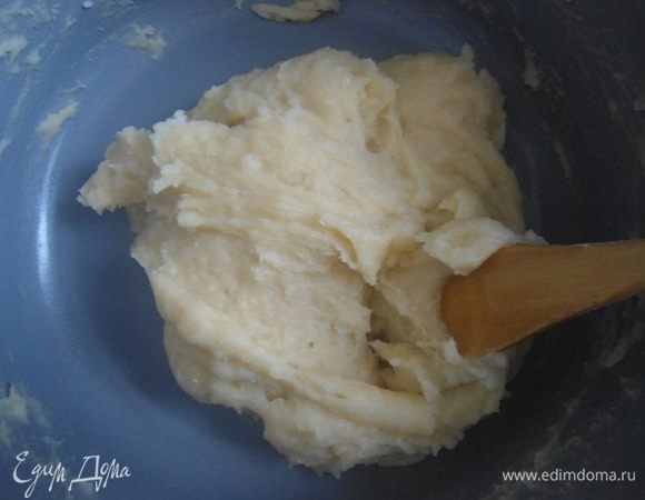 Яйца немного взбить вилочкой и помаленьку добавлять к тесту, постоянно помешивая. Сначала я мешаю венчиком, потом беру лопатку. Вернуть тесто на плиту и хорошо размешать до гладкого однородного состояния.