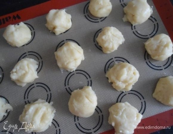 Коврик силиконовый смочить водой (если без него смазать протвень маслом). Опуская ложку в холодную воду, набрать тесто и отсадить на коврик.