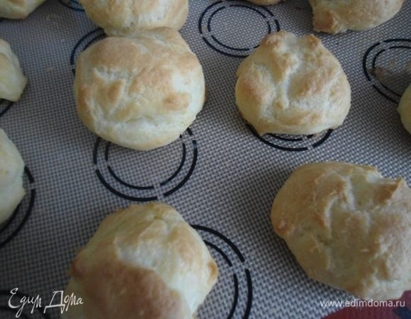 Духовка разогрета до 180°C. Выпекать 15 минут при этой температуре, и 10 при 160°C. В моей духовке пришлось увеличить время на 10 минут. Готовые эклеры остудить.