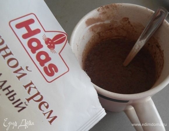 Пока эклерчики остывают, приготовим заварной крем, используя продукцию фирмы ТМ HAAS. Готовый заварной крем в порошке высыпать в стакан и залить 100 мл холодного молока, хорошо размешать.