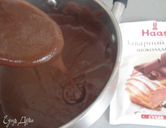 200 мл молока вскипятить, влить смесь из предыдущего шага и постоянно помешивая, сварить крем. Остудить.