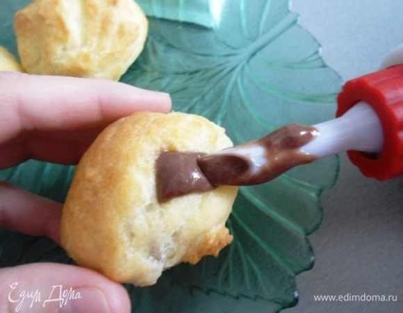 Используя кондитерский шприц, наполнить эклеры кремом. Можно охладить около 30 минут в холодильнике.