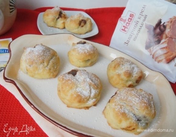 Присыпать сахарной пудрой.