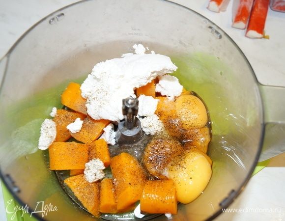 Нарежем морковь крупными кусками и выложим в чашу блендера. Сюда же поместим яйца, творог, муку, посолим и поперчим. Взобьем до однородной массы.