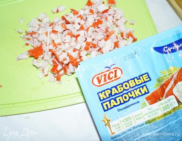 Тем временем, пока готовится корж, приготовим салат. Для этого отварим до готовности рис. Крабовые палочки ТМ VICI мелко нарежем.