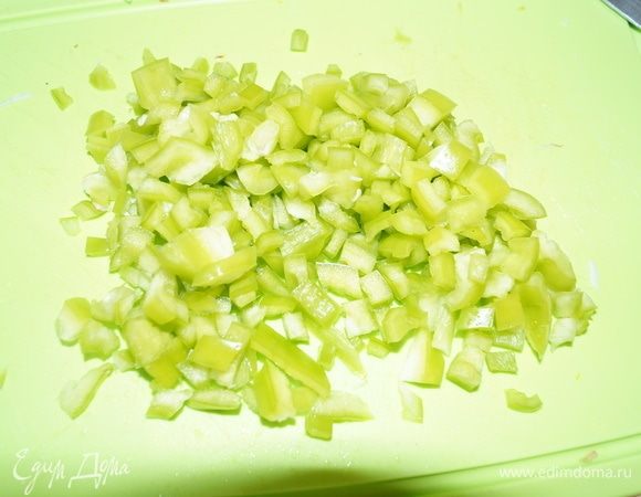 Болгарский перец промоем, удалим плодоножку с семенами и мелко порежем кубиками.