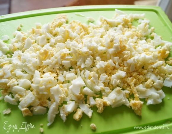 Вареные яйца очистим и мелко порубим.