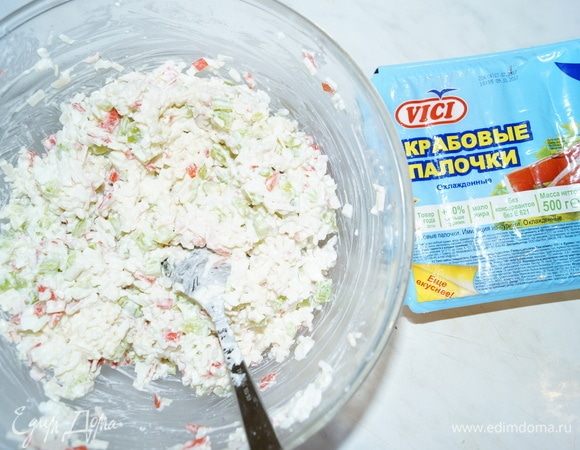 Посолим его и заправим майонезом. Перемешаем.