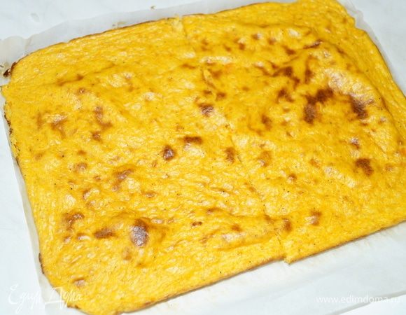 Готовому коржу дадим остыть, а затем достанем из противня и разрежем на 2 равные части.