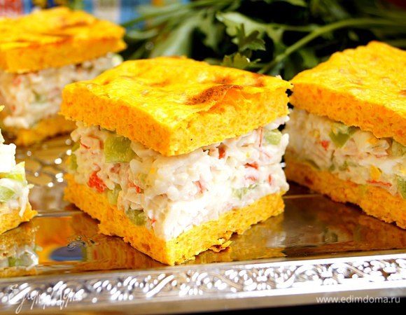 Нарежем на одинаковые кусочки и подадим к столу. Приятного аппетита!