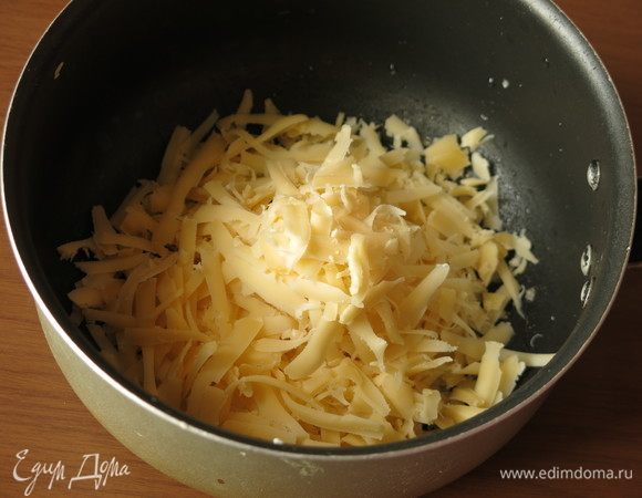 Натираем сыр и заливаем молоком.