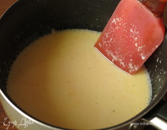 Нагреваем, постоянно помешиваем. Добиваемся, чтобы сыр расплавился. В исходном рецепте основа готовится в микроволновке 1,5 минуты нагрев.