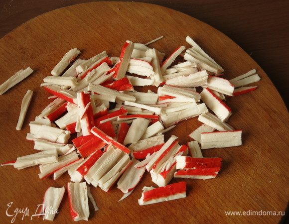 Нарезаем палочки на три части.