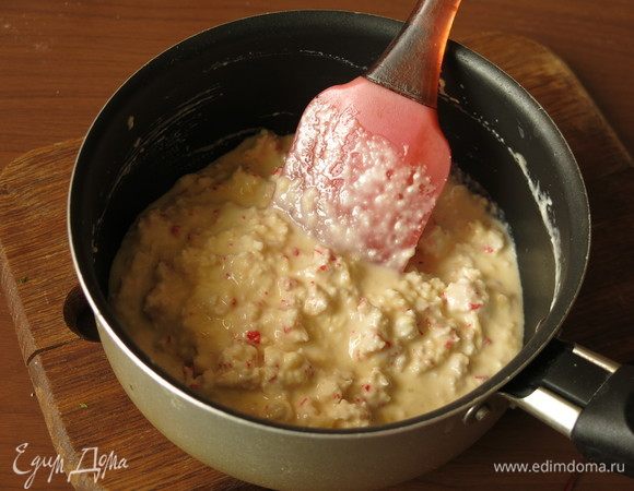 Вмешиваем палочки в сырное тесто целиком или предварительно немного разбив блендером. Добавляем сметану. Солим, перчим.