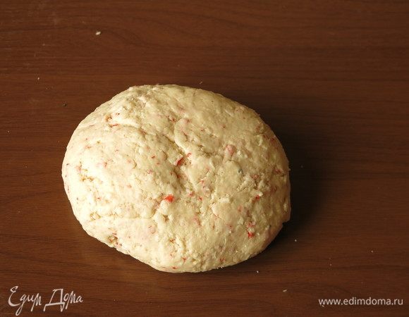 Всыпаем муку и крахмал, замешиваем тугое тесто.