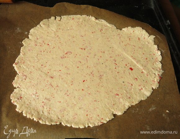 Раскатываем тесто в пласт до 2 мм, достаточно тонко.