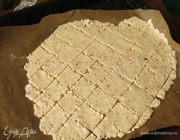 Нарезаем ромбы или треугольники, прокалываем тесто вилкой.