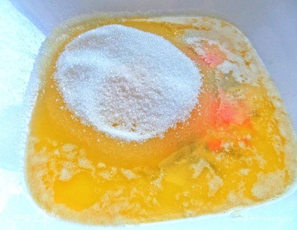 Всыпать сахар и ваниль.