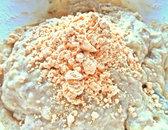 Вместе с мукой я добавила яичный порошок. Он мне заменил яйца: 1 ст. л. — 1 яйцо. 