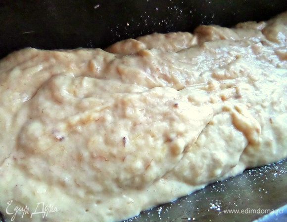 Половину выложить в смазанную форму.