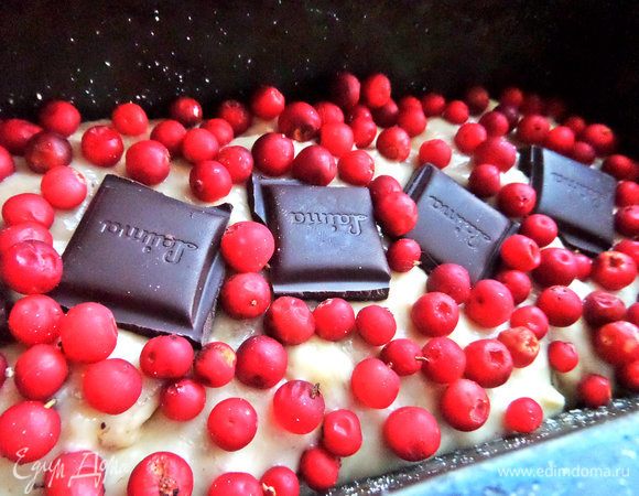 Сверху брусника.