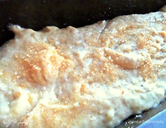 Верх посыпать коричневым сахаром.