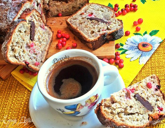 Так как банановая выпечка очень нежная-влажная, сразу не нарезаем, да и шоколадка в центре должна застыть.