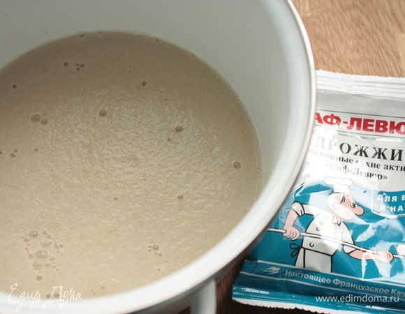 В теплом молоке разведите дрожжи, сахар и треть всего объема муки — получится опара. Накройте ее крышкой и оставьте на 20-25 минут в тепле. Сливочное масло растопите в сотейнике и остудите до комнатной температуры.