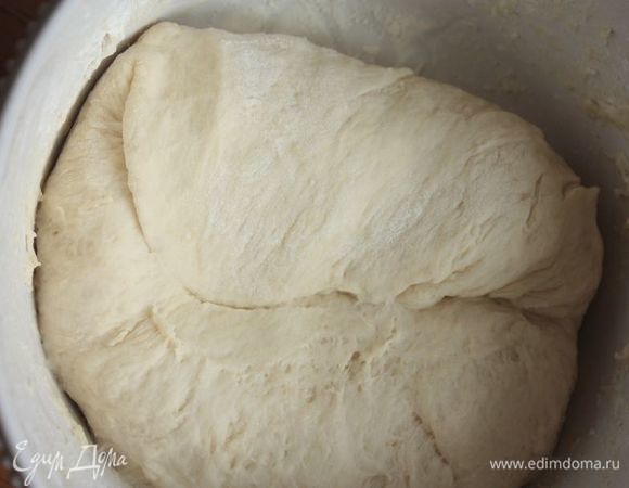 Просейте оставшуюся муку вместе с солью, после чего влейте опару и замесите тесто. Тщательно вымешивайте его, постепенно добавляя растопленное сливочное масло. Тесто должно получится мягким и гладким.