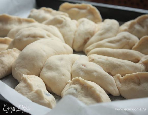 Аккуратно залепляем пирожок и укладываем на противень, выстеленный бумагой для выпечки — сначала в небольшой внутренний круг, а затем во внешний круг побольше. В результате получается большой цветок!