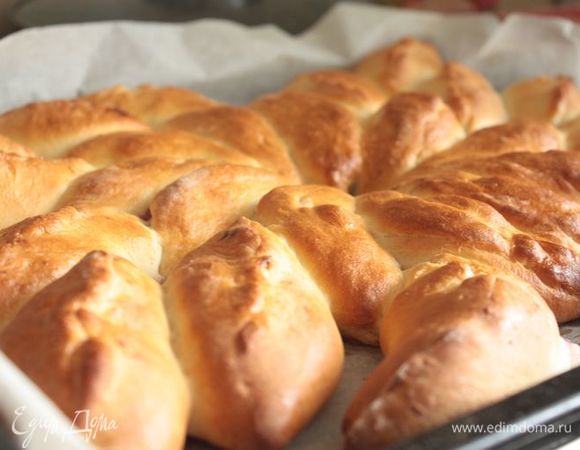 Смажьте пирожки взбитым яйцом и отправьте в духовку на 20-25 минут при 180°С. Дайте им отдохнуть буквально 15-20 минут под полотенцем и можно сразу подавать к столу!
