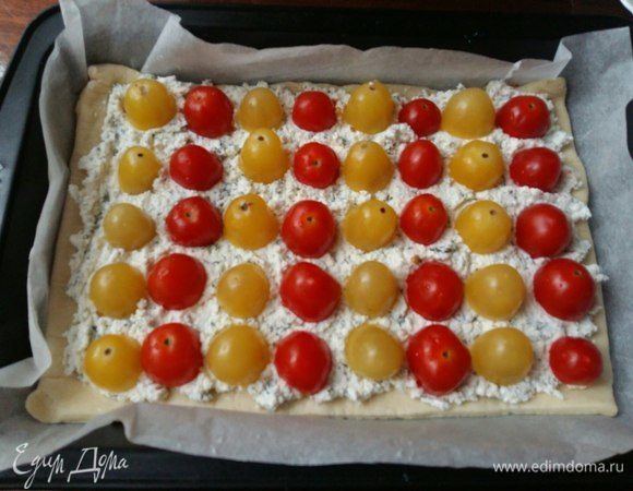 Помидоры порезать пополам и выложить на слой творога. Немножко прижать к творогу. И отправить в разогретую духовку на 20 минут. Затем вытащить, смазать яичным желтком все междурядья и вновь отправить в духовку еще на 15минут.