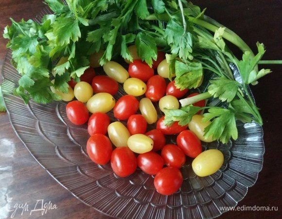 Подготовить помидоры черри. Я взяла разного цвета по 10 шт. 