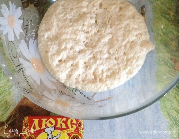 Приготовьте тесто опарным способом, молоко подогрейте и растворите в нем дрожжи, добавьте чайную ложку сахара и муки размешайте, накройте полотенцем и отложите на 10 мин. Опара должна подняться.