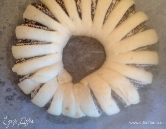 Наш рулет поднялся и стал пышным. Взболтайте желток с водой и смажьте рулет для корочки. Поставьте в разогретую духовку до 180°С на 30-35 мин.